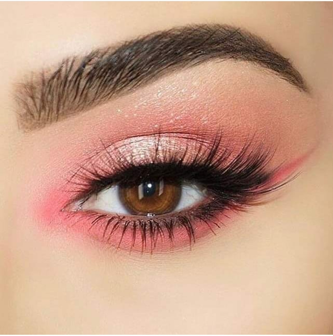 ombre brows (or ombré eyebrows) have become a huge trend in semi-permanent makeup for eyebrows. Just like the basic powder brows